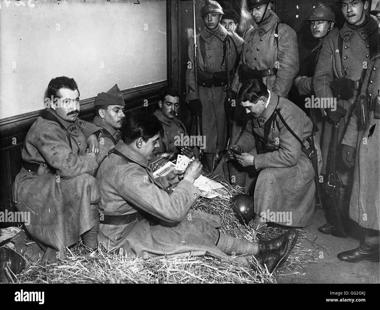 Soldati giocando a carte durante una pausa. Manovre Militari in Francia. Settembre 1934 Parigi e alla Bibliothèque Nationale de France Foto Stock