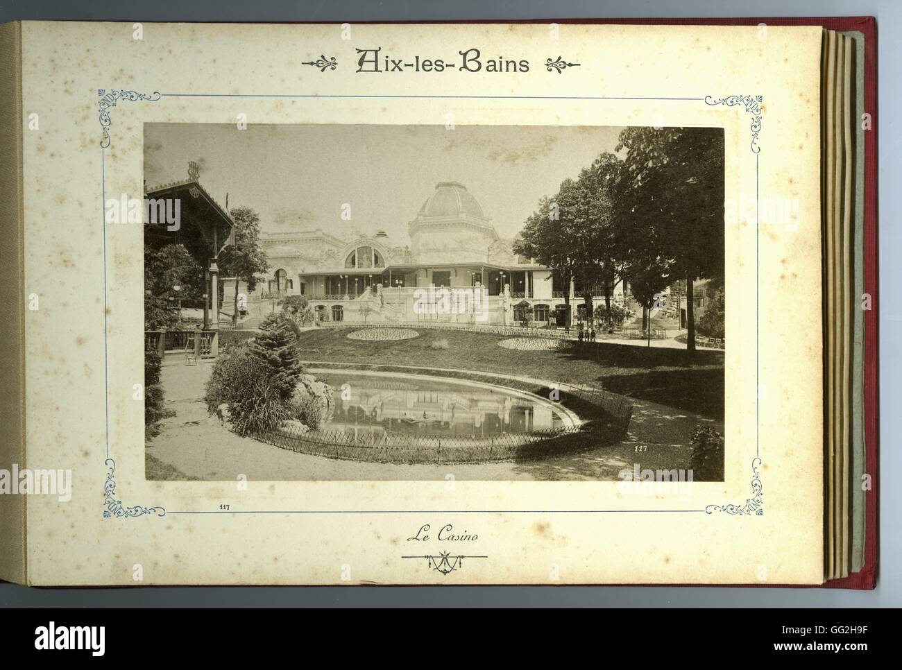 La città francese di Aix-les-Bains: la facciata del casinò Album con 12 fotografie di Aix-les-Bains fine del XIX secolo Octavo album, rosso a metà polpaccio Foto Stock