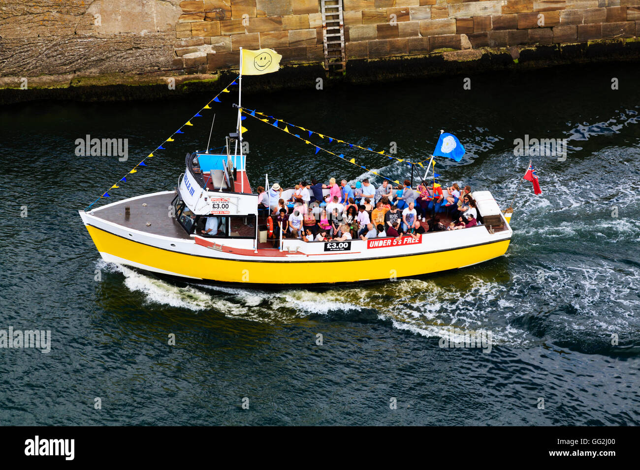 Piacere giorno gitante barca lasciando Whitby, North Yorkshire, Inghilterra Foto Stock