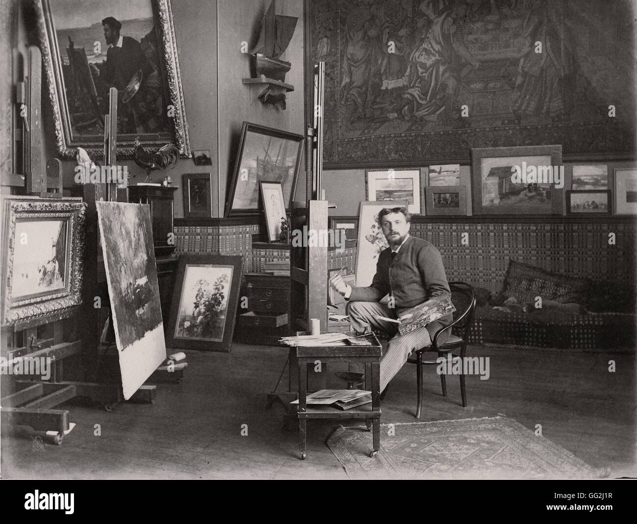 Pittore Francese e illustrator Ernest Duez nel suo studio, circa 1885. Sullo sfondo a sinistra una delle sue opere "Ulysse Butin", dipinto c.1880 e situato presso il Musée d'Orsay a Parigi. Albume stampare Foto Stock