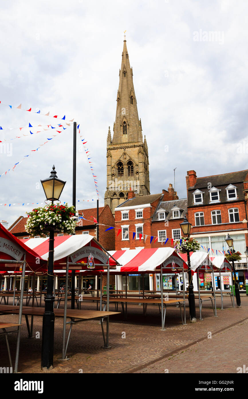 Newark on Trent Royal di mercato con la chiesa di Santa Maria Maddalena. Nottinghamshire, Inghilterra. Foto Stock