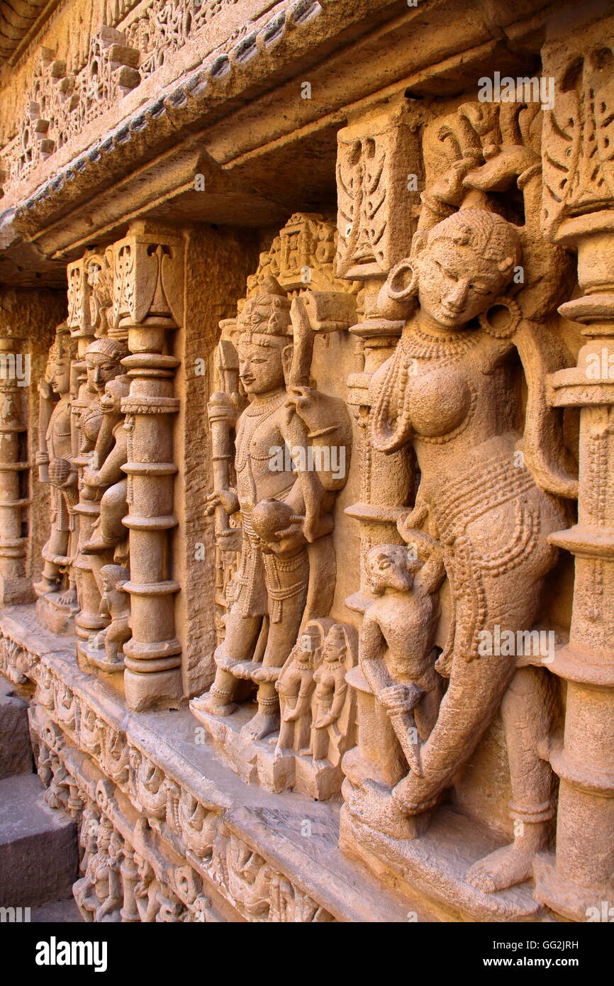 Rani ki Vav stepwell, sculture ornate sul muro, Patan, Gujarat, India Foto Stock