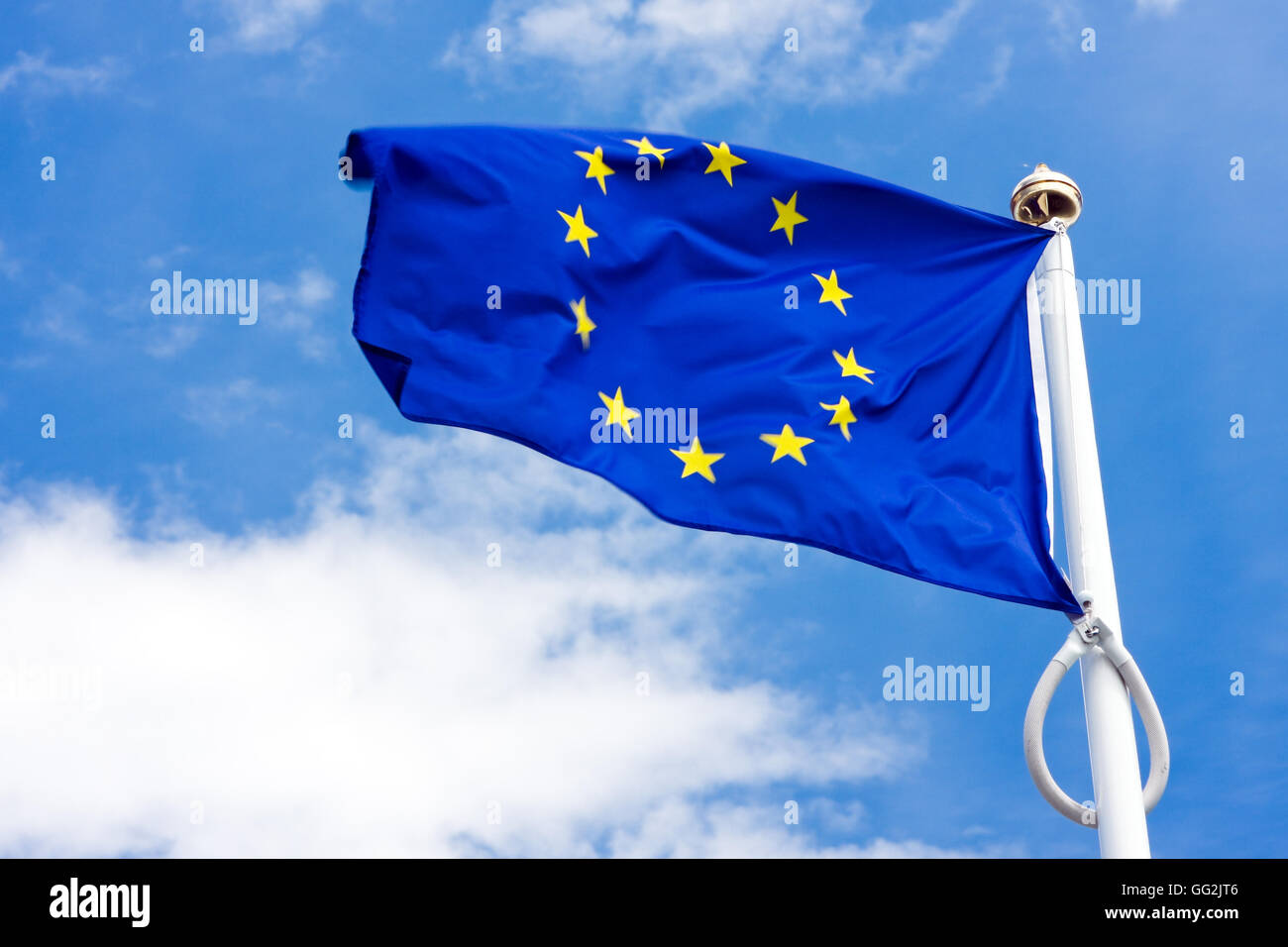 Bandiera dell'UE oltre il cielo Foto Stock