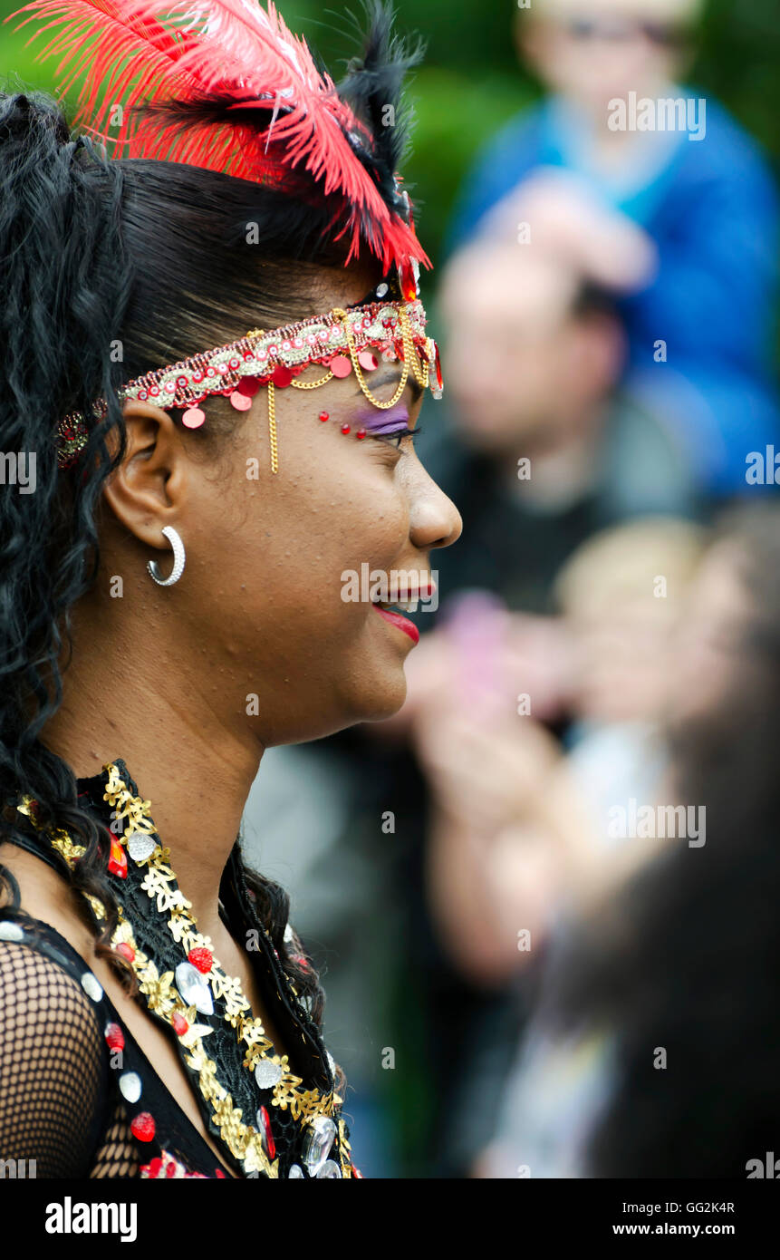 Femmina nero danzatrice esotica che prendono parte alla sfilata di carnevale, parte dell'Edinburgh Festival di Jazz. Foto Stock