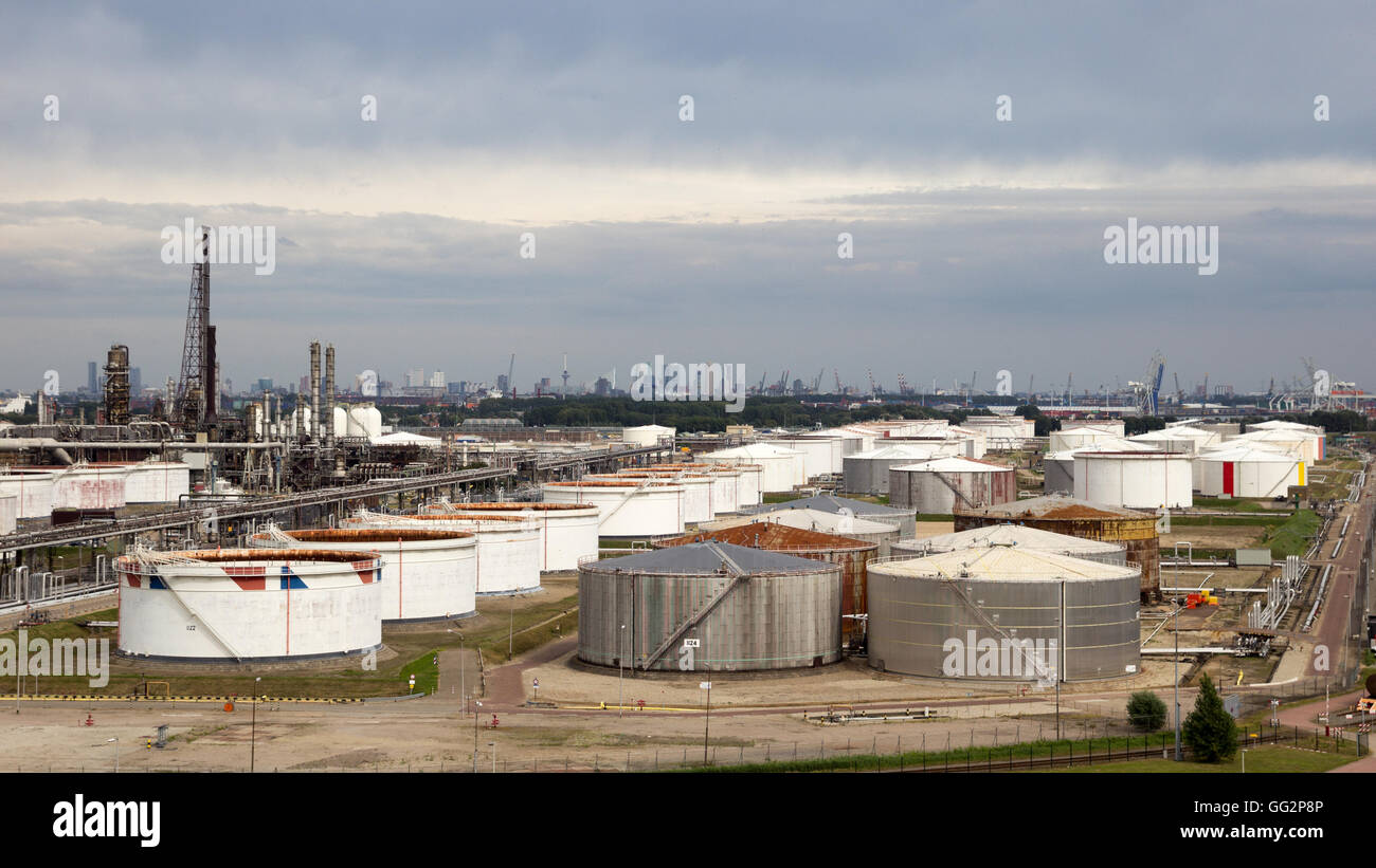 Raffineria di petrolio nel porto di Rotterdam. Il grattacielo della città è visibile in background. Foto Stock
