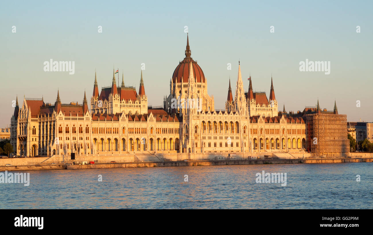 Parlamento ungherese lungo il Danubio a Budapest. Foto Stock