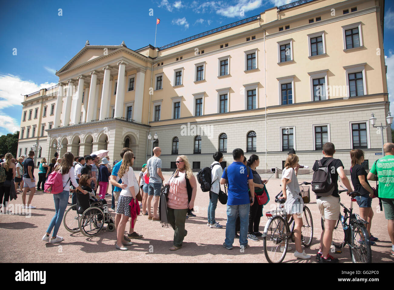 Cambio della guardia reale presso il Royal Palace, residenza ufficiale del presente monarca norvegese re Harald, Oslo, Norvegia Foto Stock