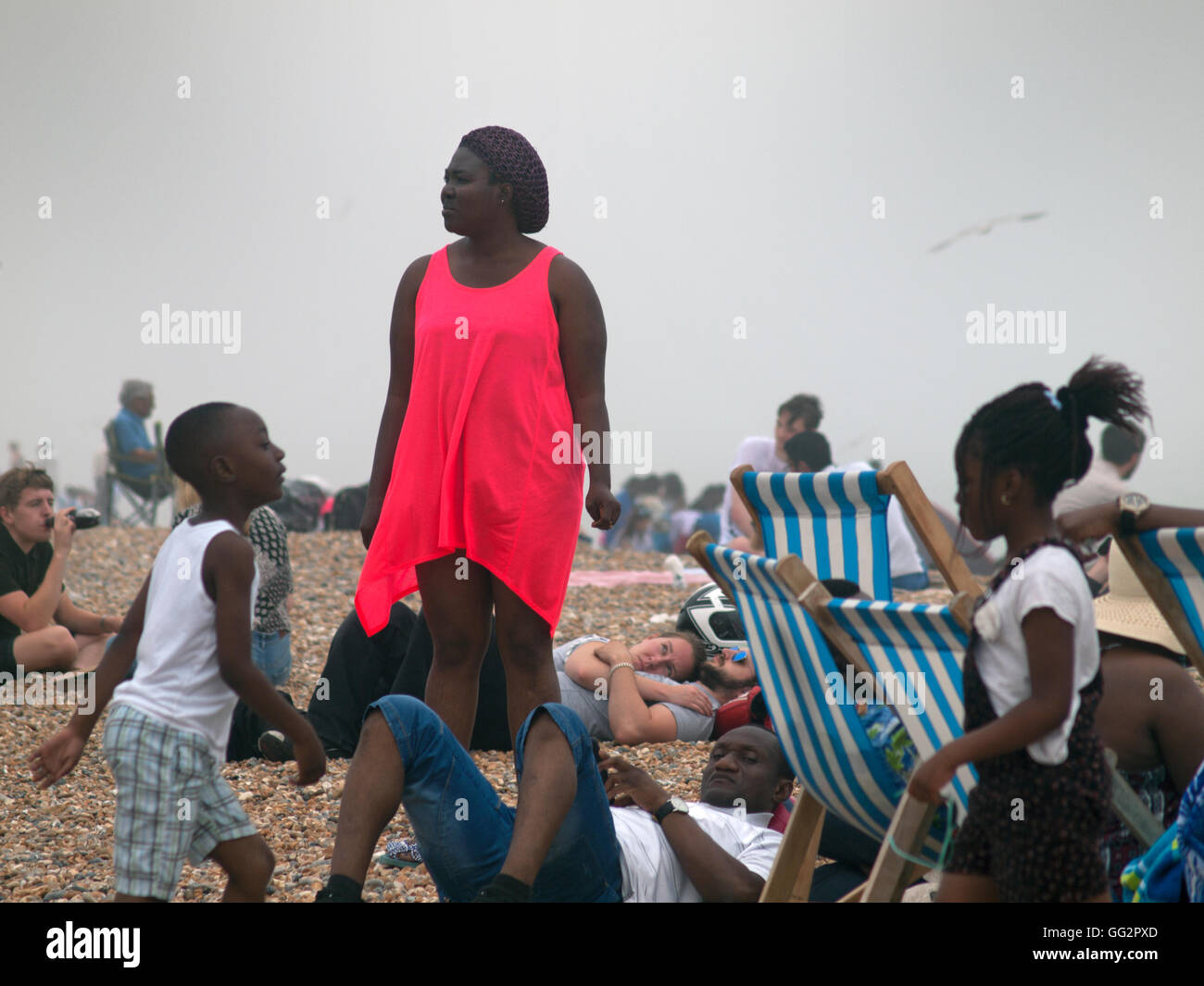 Un abito colorati indossati sulla spiaggia di Brighton Foto Stock Un abito colorati indossati sulla spiaggia di Brighton Foto Stock