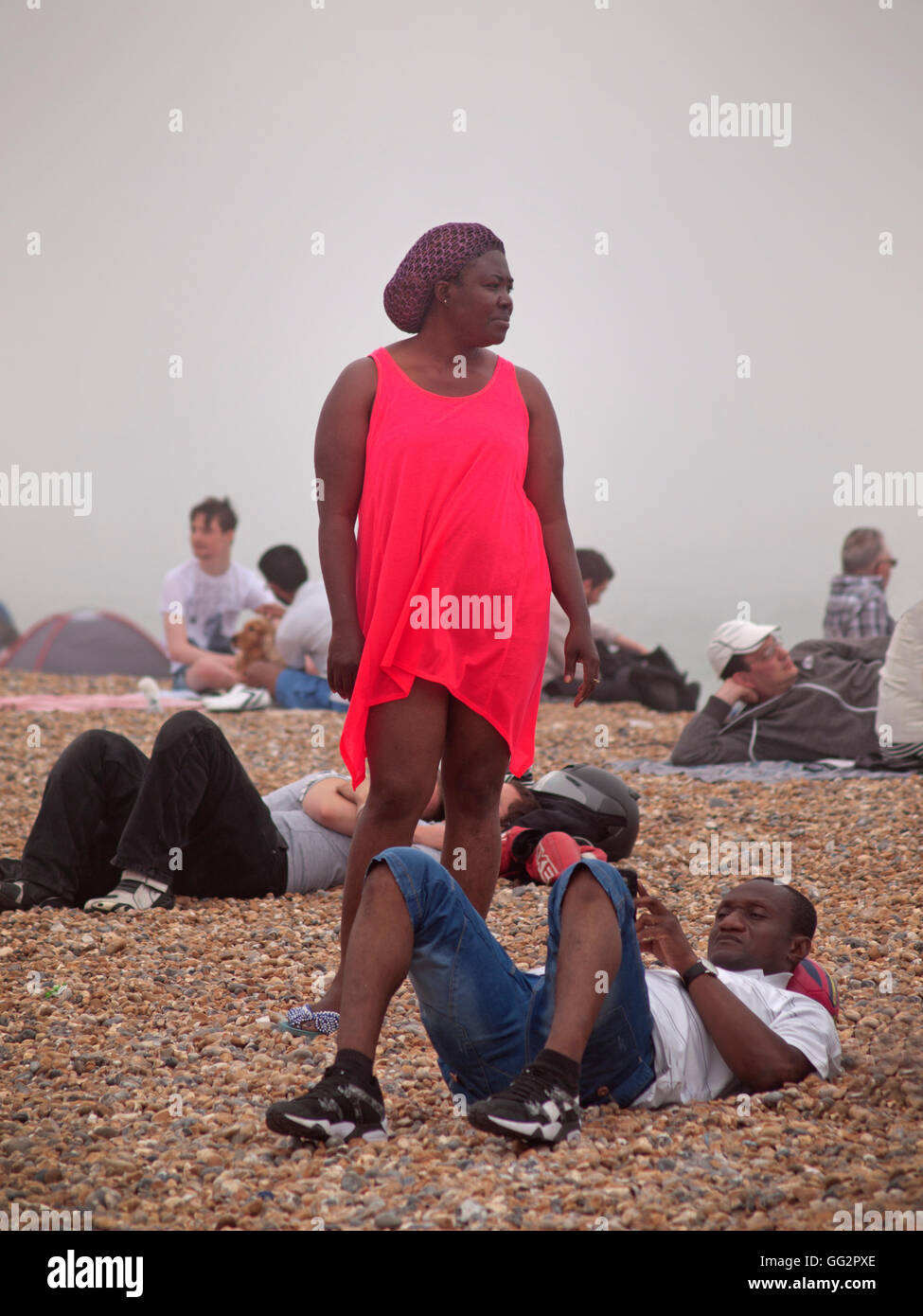 Un abito colorati indossati sulla spiaggia di Brighton Foto Stock Un abito colorati indossati sulla spiaggia di Brighton Foto Stock