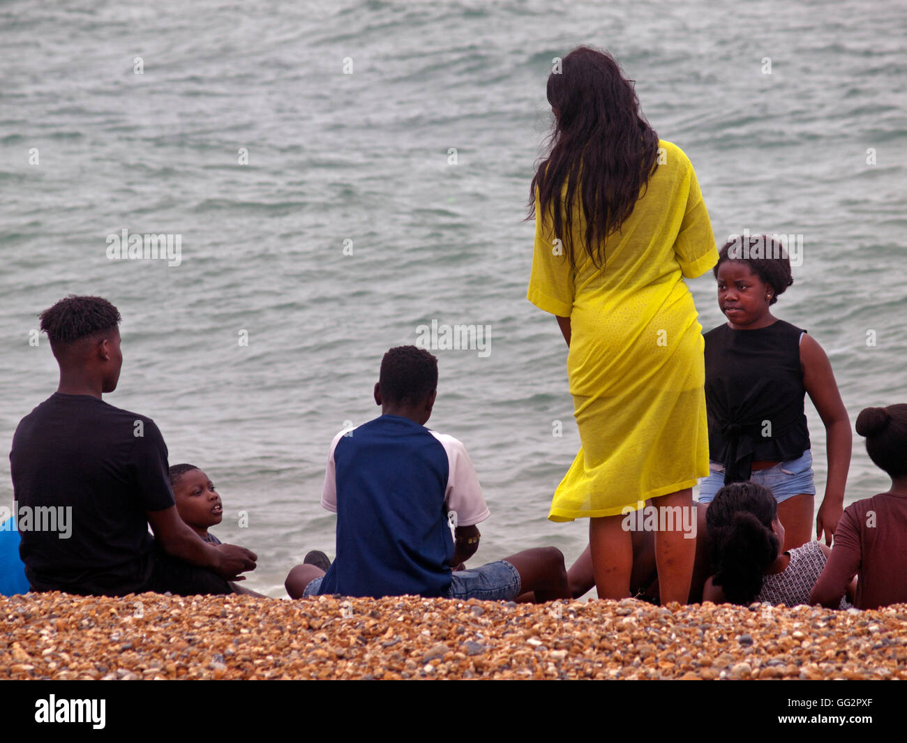 Un abito colorati indossati sulla spiaggia di Brighton Foto Stock Un abito colorati indossati sulla spiaggia di Brighton Foto Stock