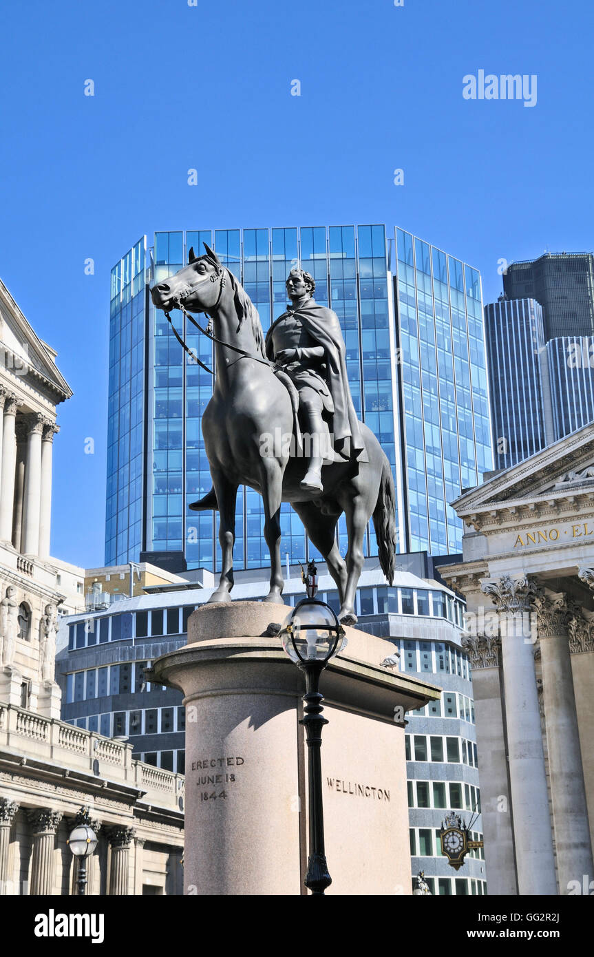 Statua equestre del Duca di Wellington nel quartiere finanziario di Londra, Threadneedle Street, City of London, England, Regno Unito Foto Stock