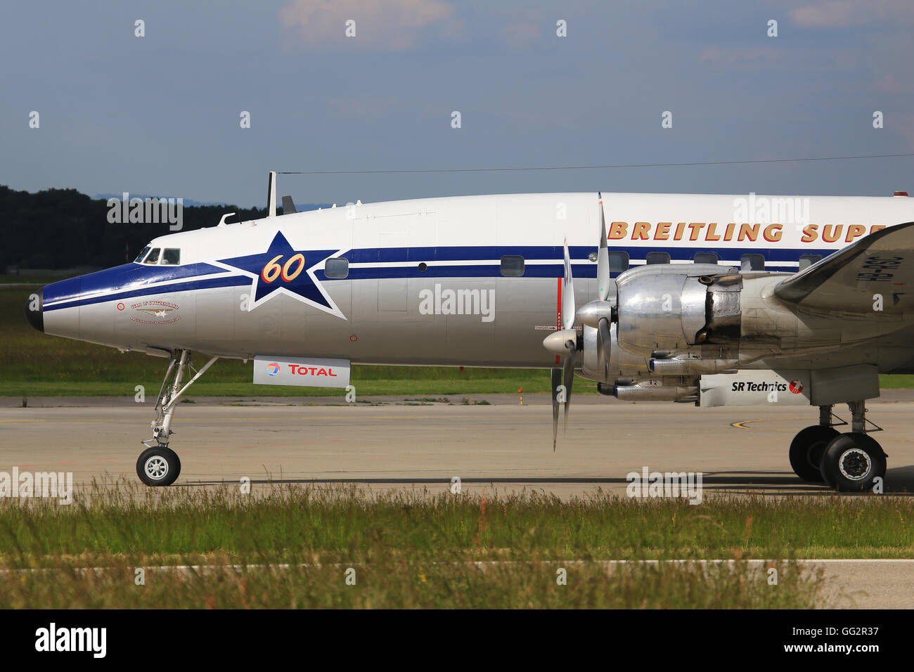 Genf/Svizzera Agosto 5, 2015: Uno dei più vecchi aerei Douglas DC-3 Dakota dalla Breitling tassare a prendere il via a Genf Aeroporto. Foto Stock