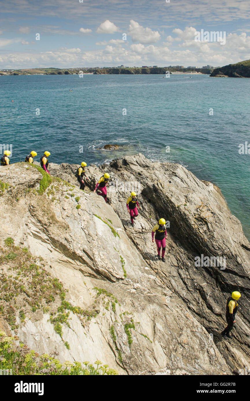 Coasteering sul promontorio in Newquay, Cornwall. Foto Stock
