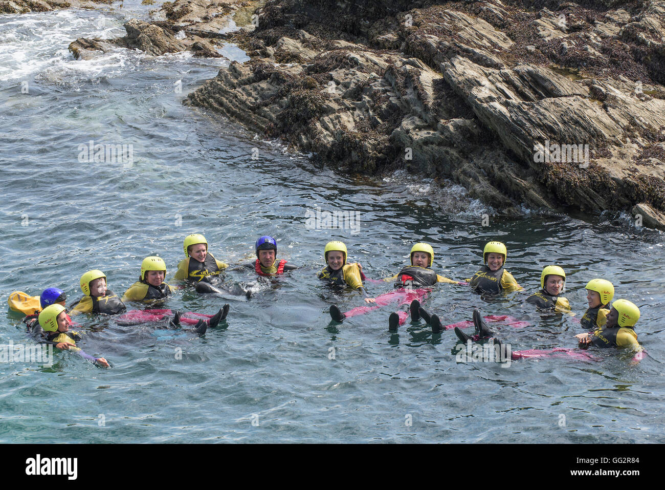 Coastering su Towan Head a Newquay in Cornovaglia. Foto Stock