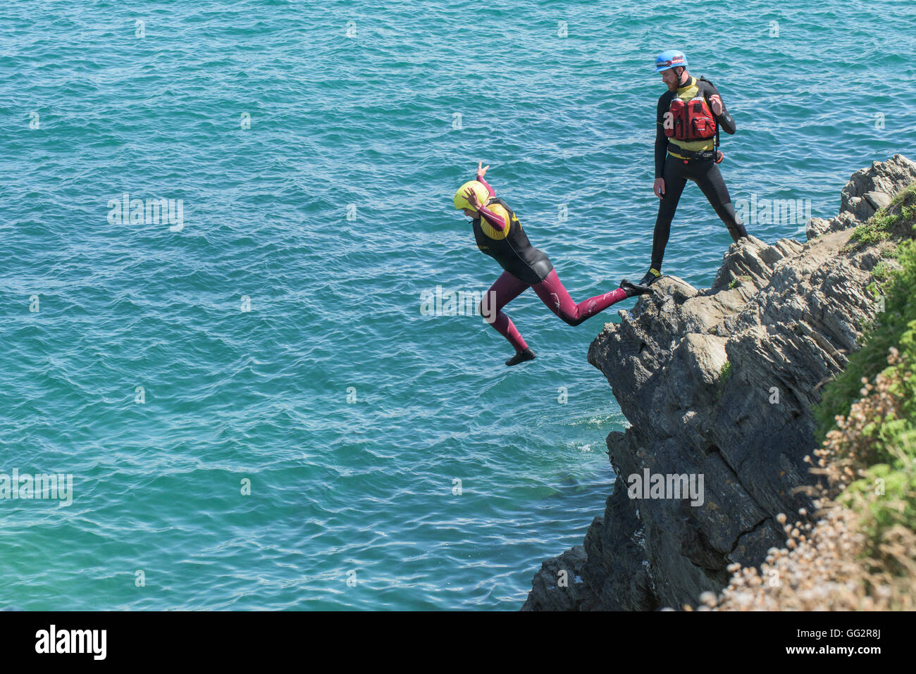 Coasteering sul promontorio in Newquay, Cornwall. Foto Stock