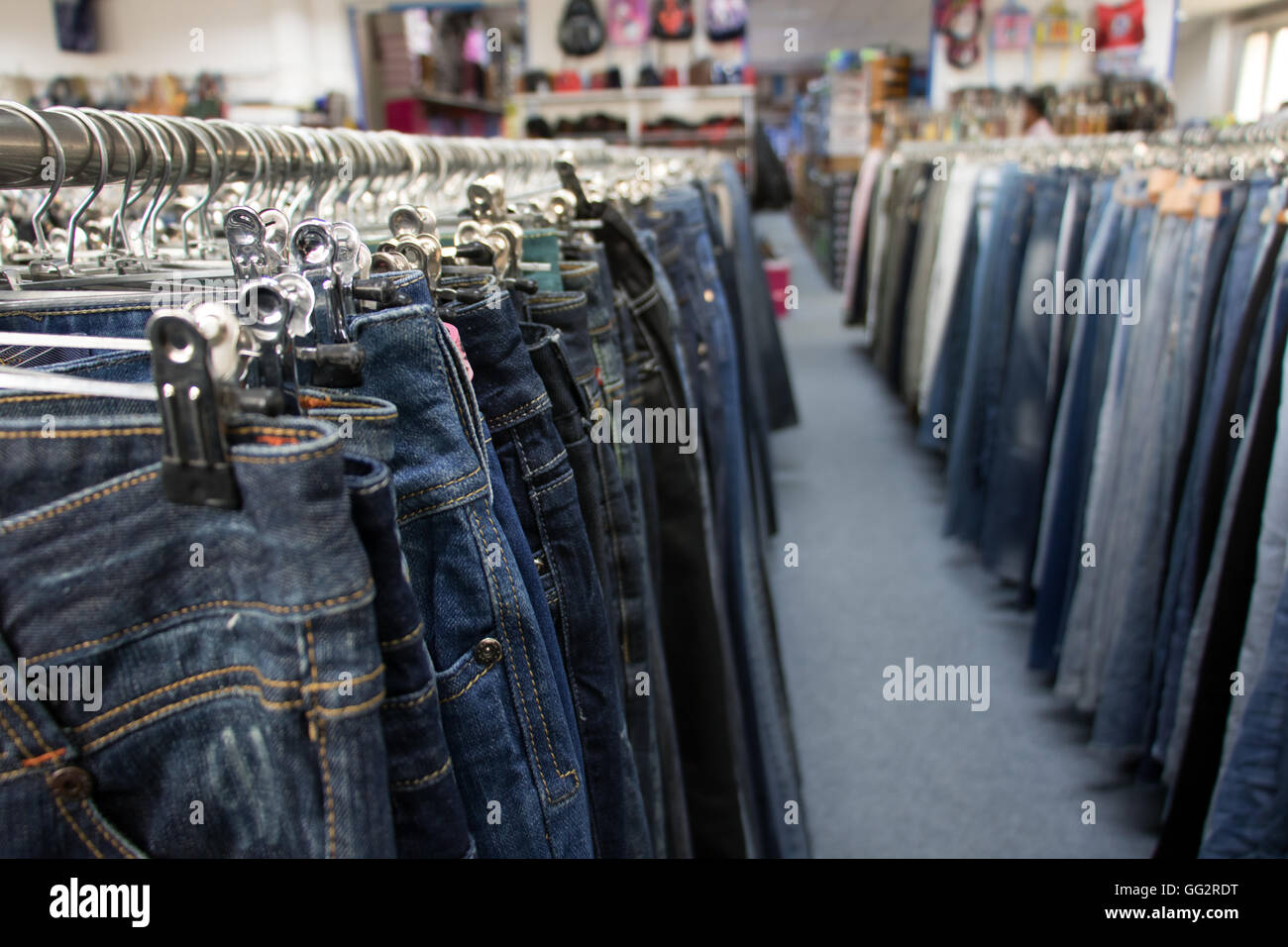 Pantaloni appesi ad un appendiabiti in negozio. Dettaglio di jeans nel  negozio Foto stock - Alamy
