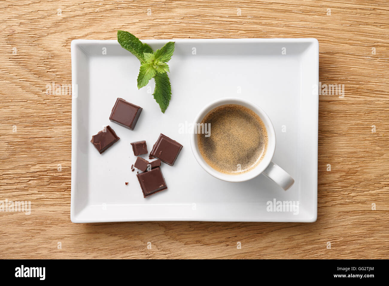 Caffè Espresso con pezzetti di cioccolato sulla piastra Foto Stock