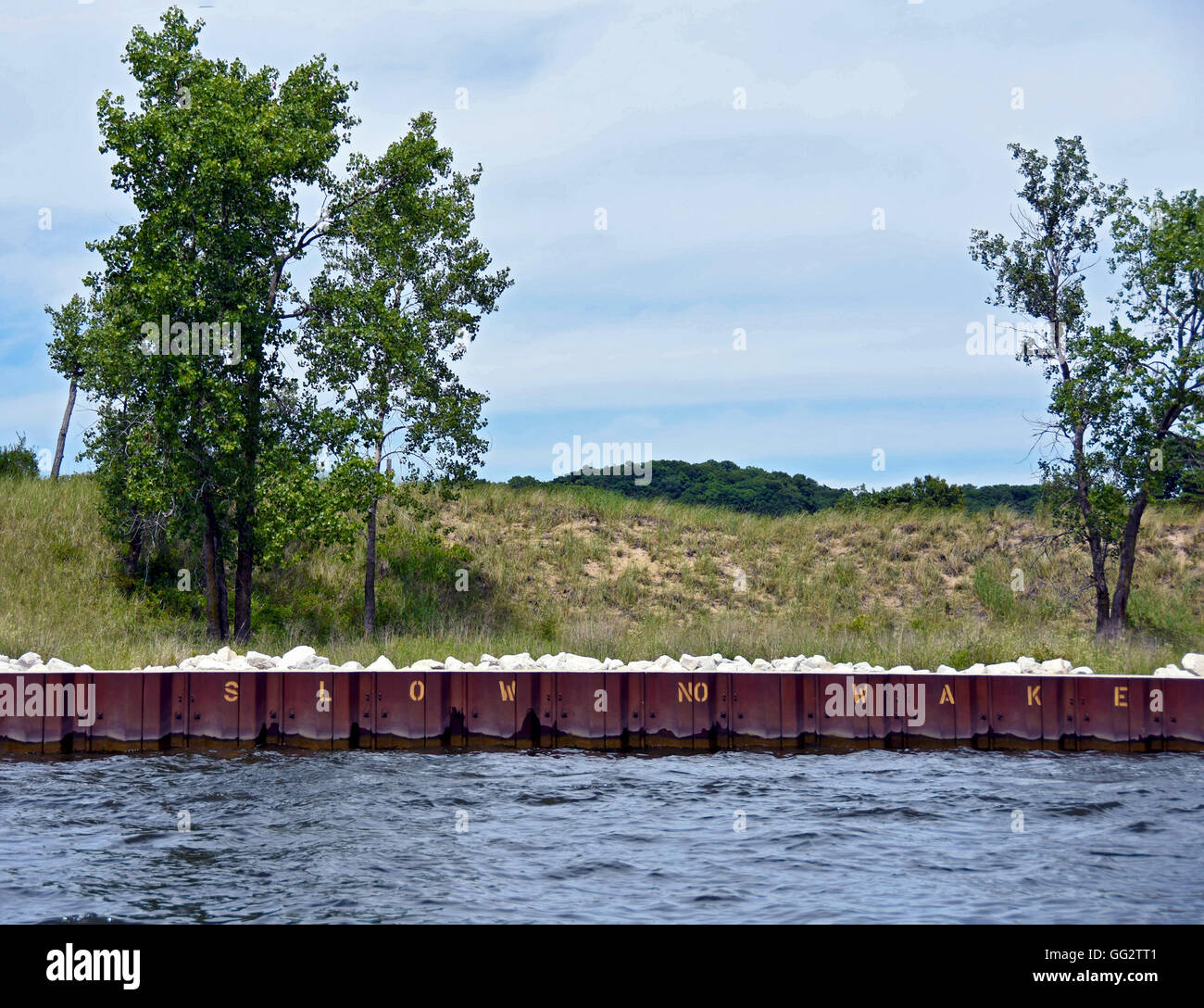 Nessuna scia segno di avvertimento sul Seawall arrugginito in Michigan porto. Foto Stock