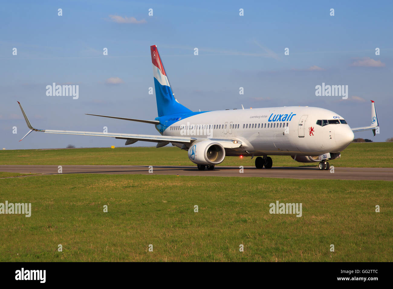 Lussemburgo/Lussemburgo Agosto 9, 2015: Boeing 737 da Luxair tassare all aeroporto di Lussemburgo Foto Stock