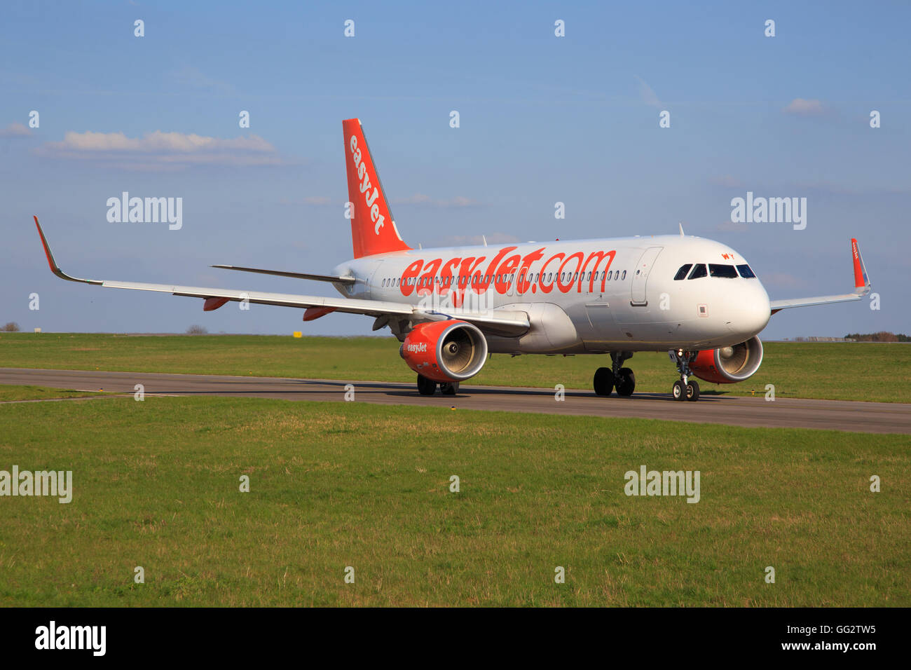 Lussemburgo/Lussemburgo Agosto 9, 2015: Airbus 320 da Easyjet tassare all aeroporto di Lussemburgo Foto Stock