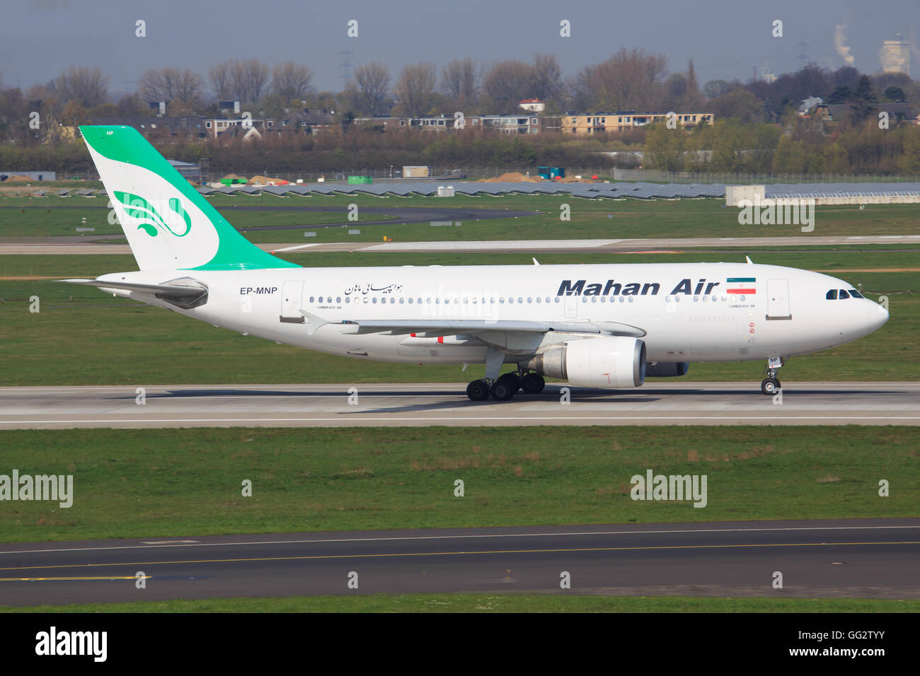 Düsseldorf/Germania Aprile 9, 2016: Airbus A310 da Mahan Air tassare presso l'aeroporto di Düsseldorf Foto Stock