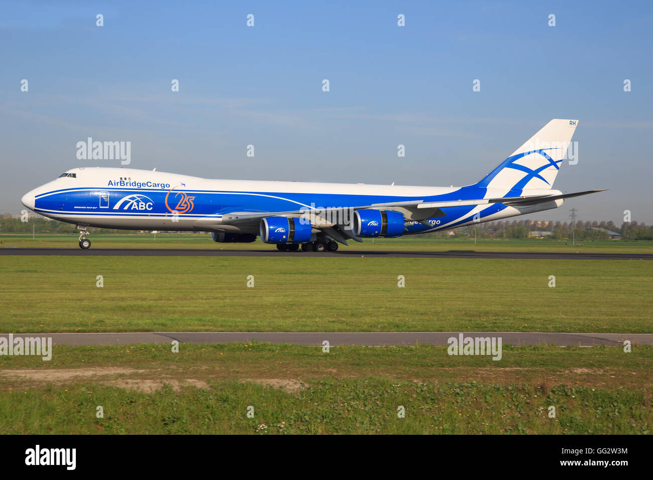 SCHIPHOL, AMSTERDAM, PAESI BASSI - Mai 1, 2016: Boeing 747 dal ABC Cargo in atterraggio a Schiphol international airport Foto Stock