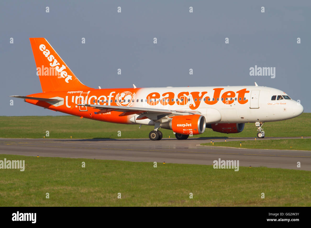 Lussemburgo/Lussemburgo Agosto 9, 2015: Airbus 320 da Easyjet tassare all aeroporto di Lussemburgo Foto Stock