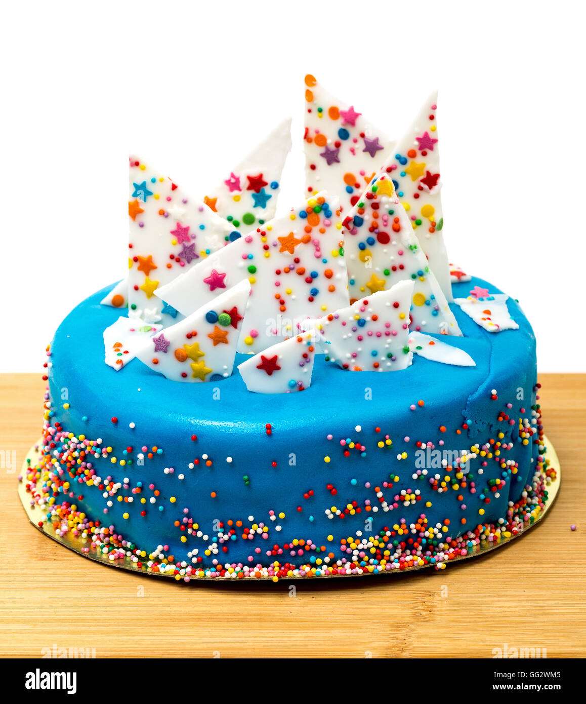 Compleanno torta blu con granelli colorati, su sfondo bianco Foto Stock