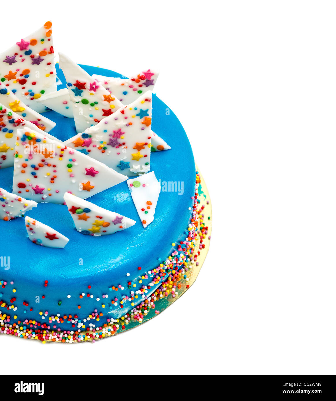 Compleanno torta blu con granelli colorati, su sfondo bianco Foto Stock