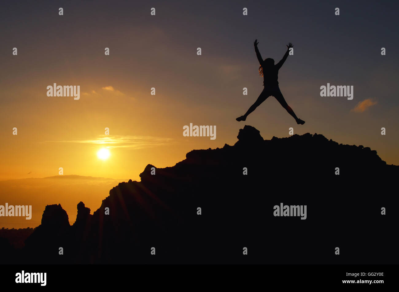 Silhouette di una donna che salta sulla cima di una montagna immagini e  fotografie stock ad alta risoluzione - Alamy
