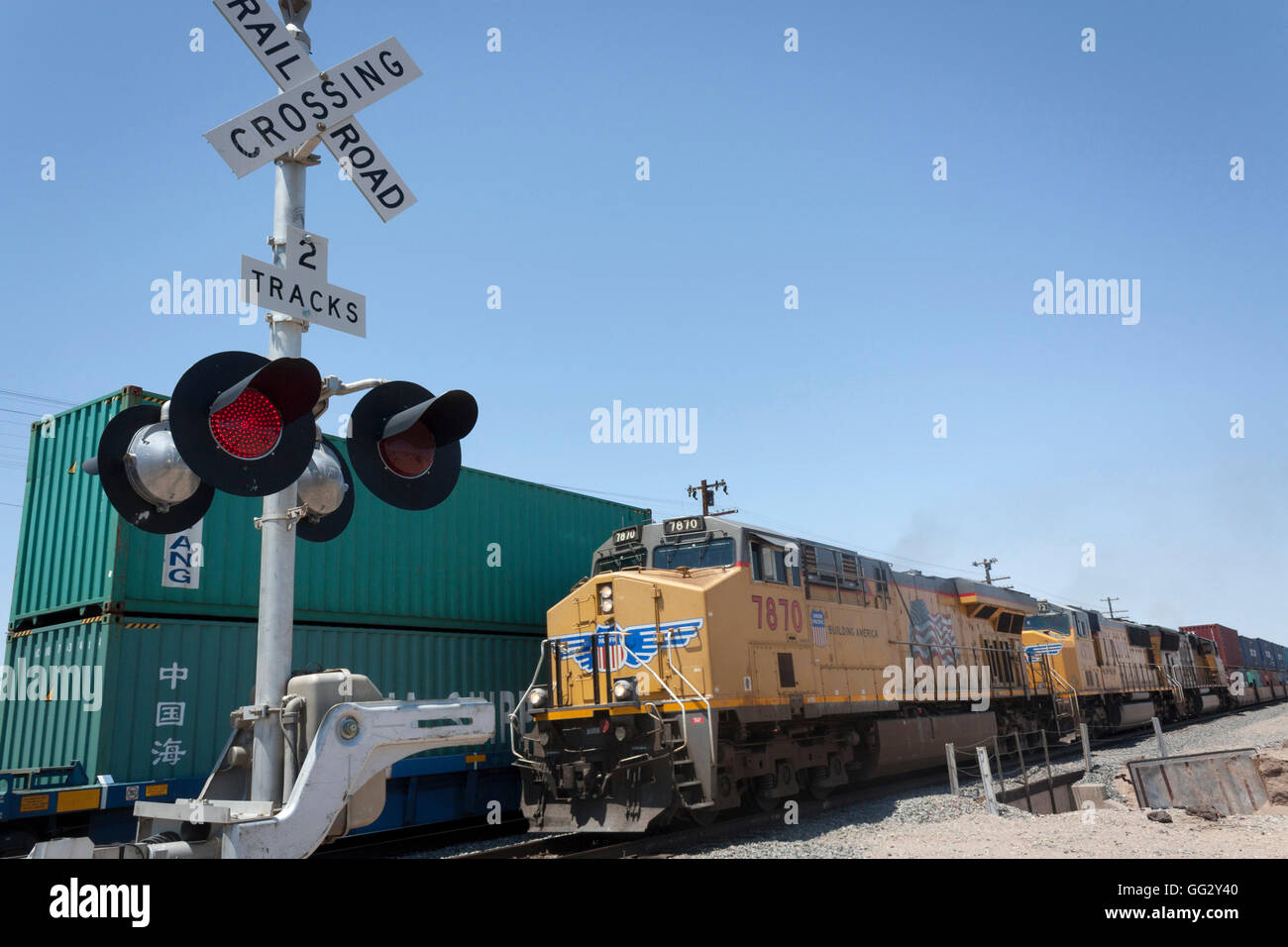 Attraversamento ferroviario e treni nelle dune imperiale la California del Sud Foto Stock