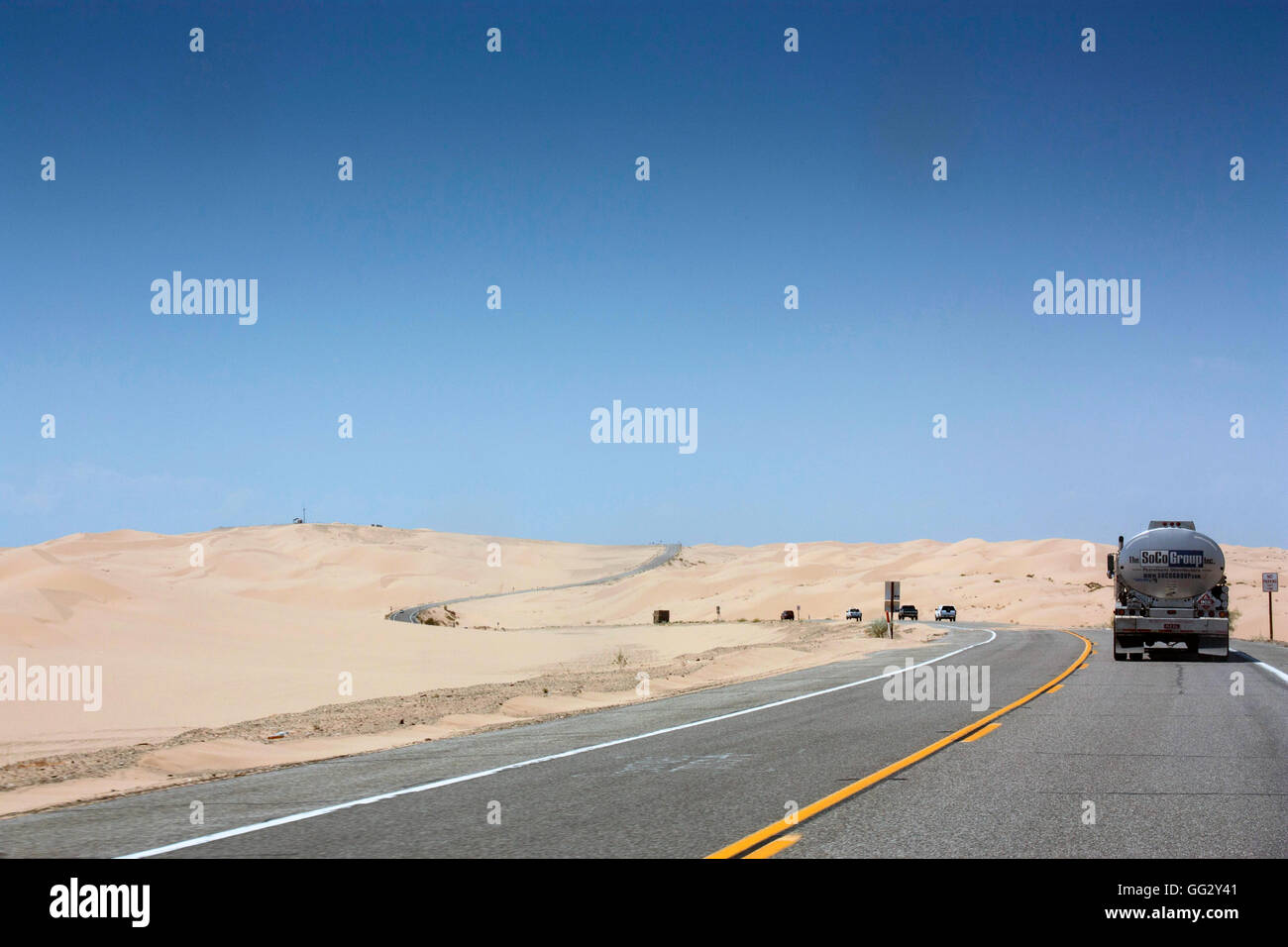 Cisterna di gas percorre strade del deserto di dune imperiale la California del Sud Foto Stock