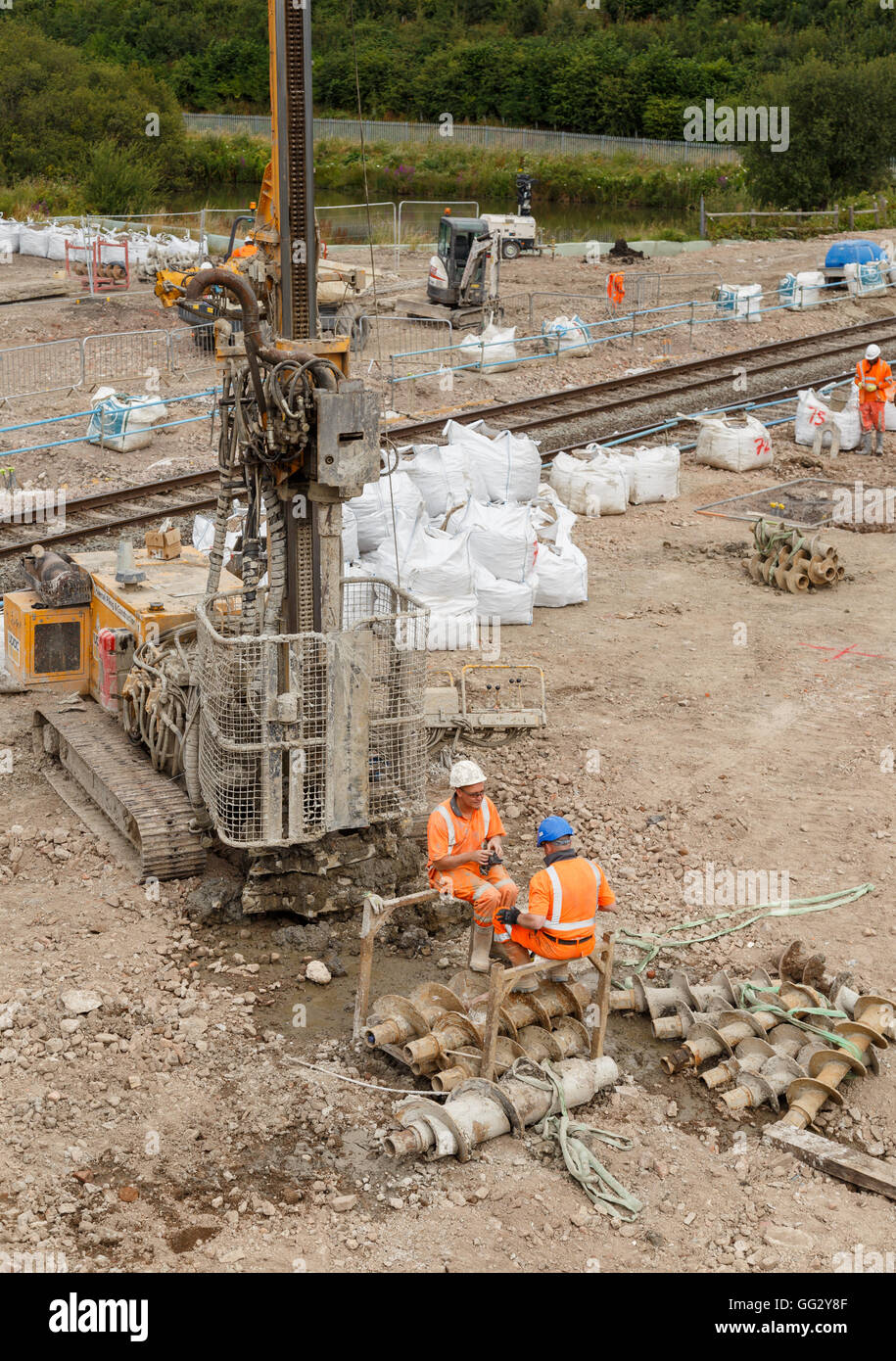 Lavoratori edili seduto accanto a un mucchio di macchina di foratura su un lato ferroviaria sito. di Ilkeston, nel Derbyshire, Inghilterra. Foto Stock
