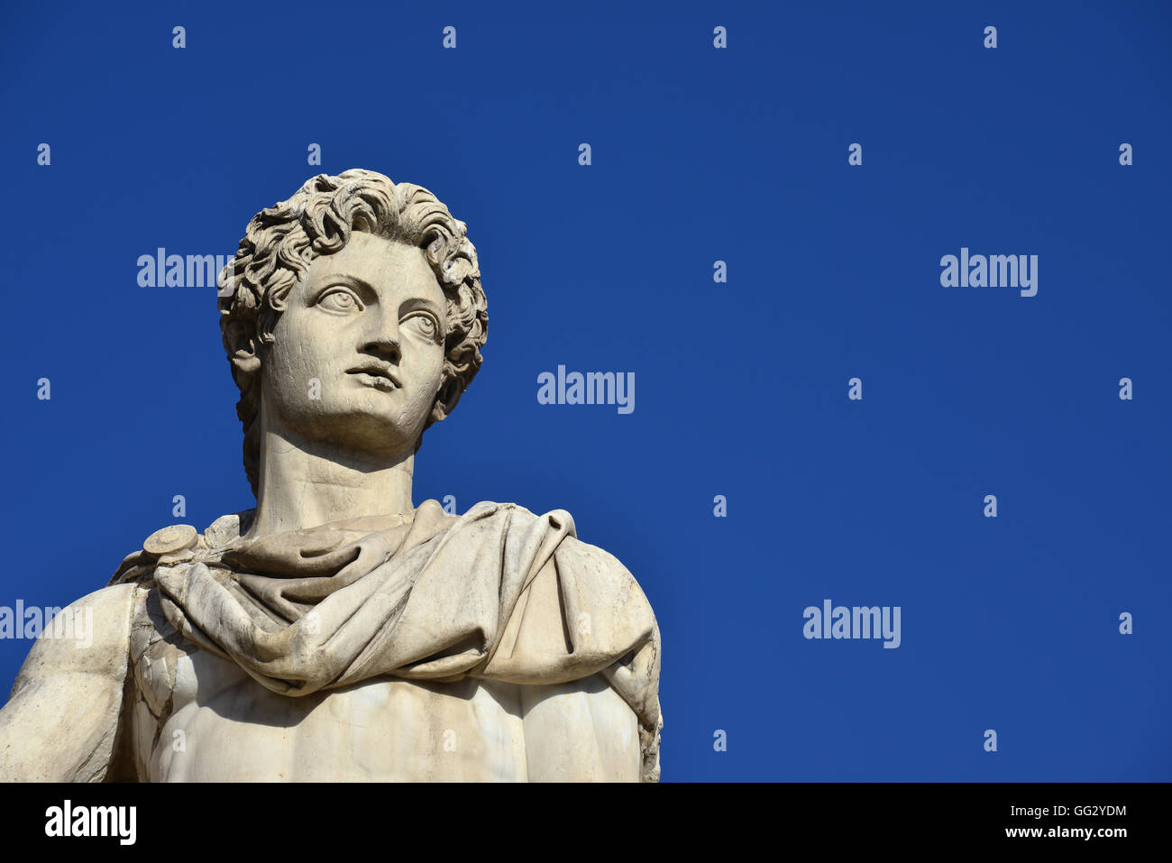 Antica statua in marmo di Dioskouri alla sommità della monumentale balaustra in Campidoglio, Roma Foto Stock