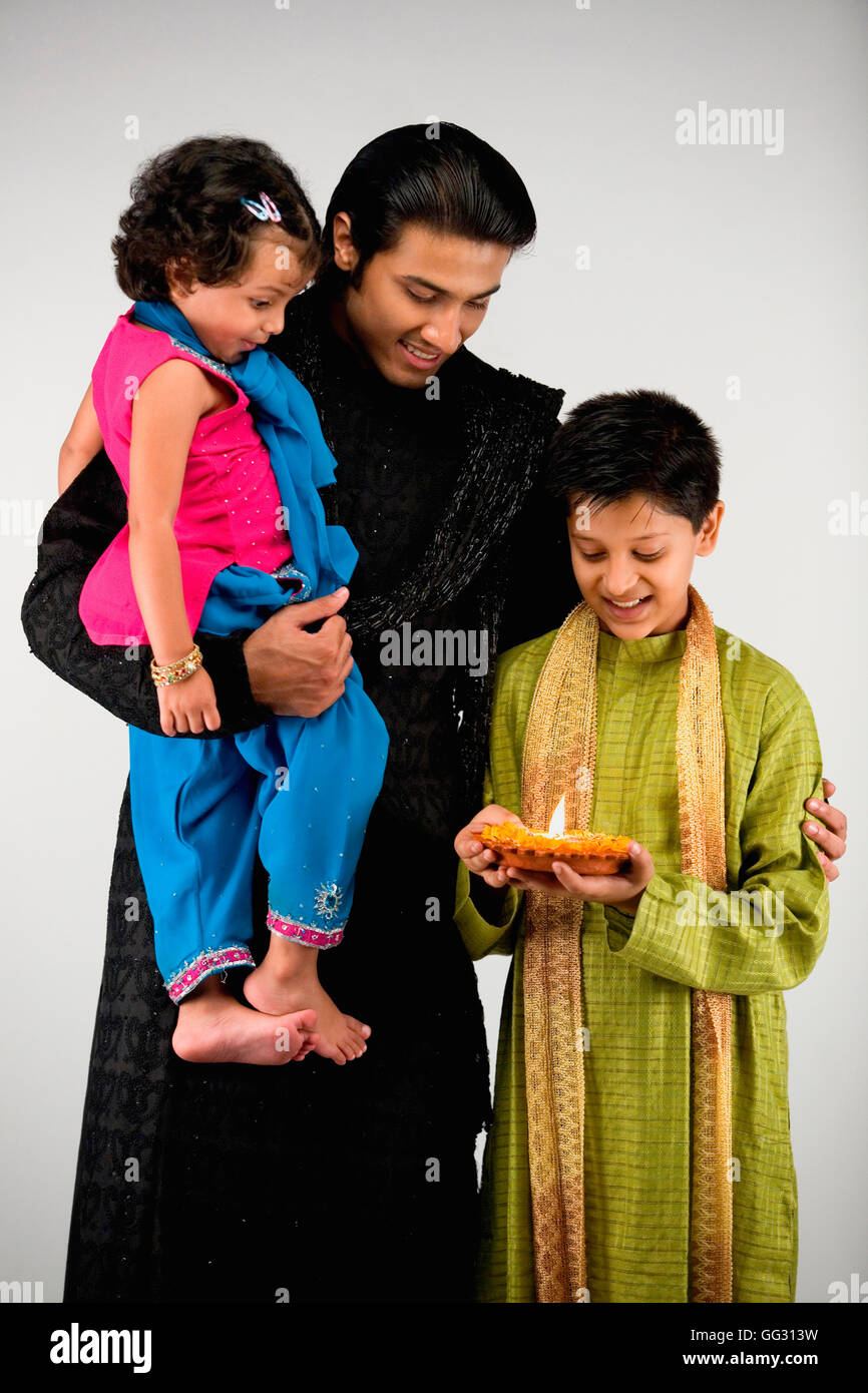 Padre con i bambini per celebrare diwali Foto Stock