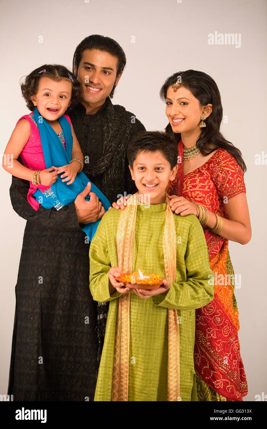 Famiglia celebra diwali Foto Stock