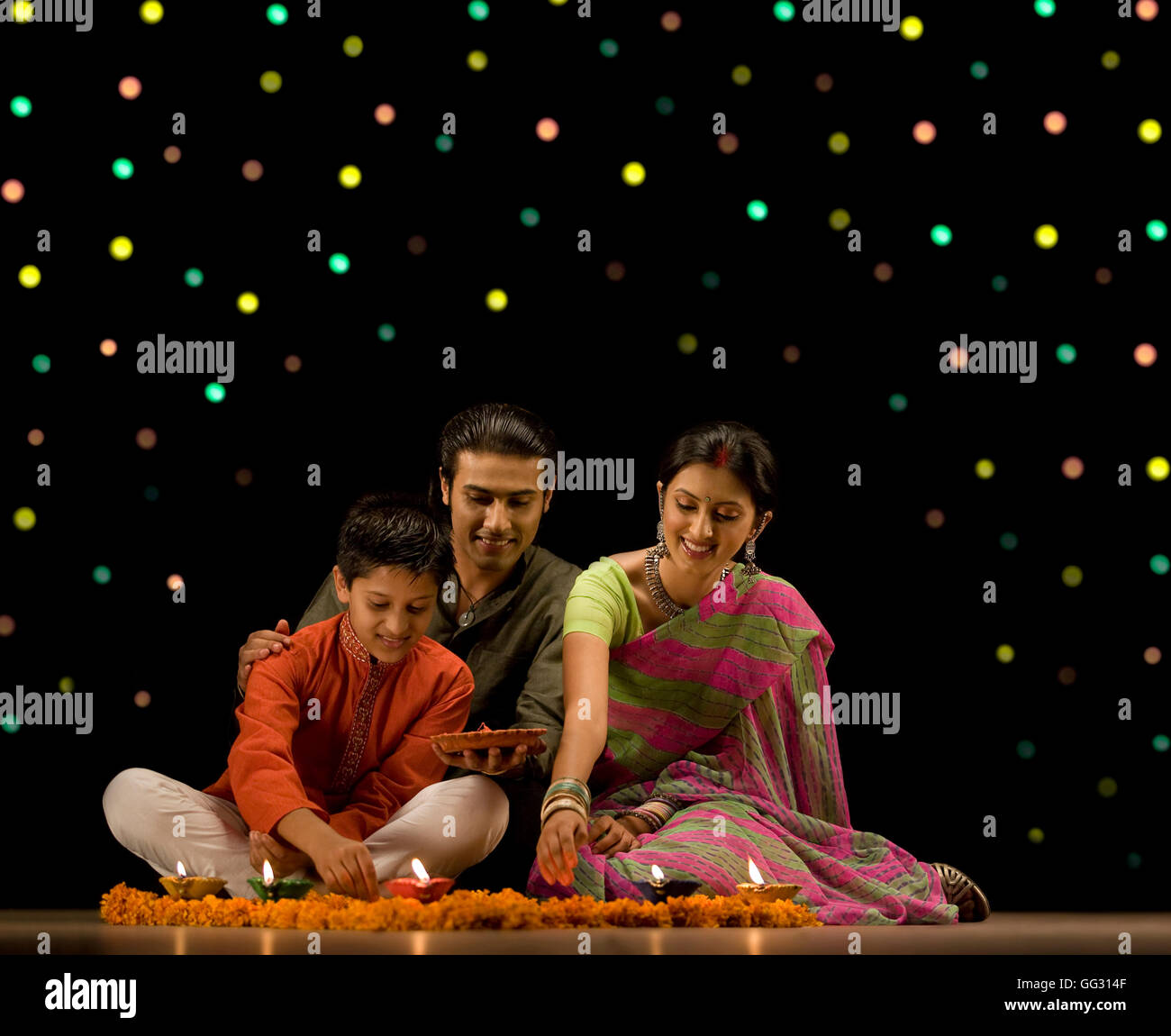 Famiglia celebra diwali Foto Stock