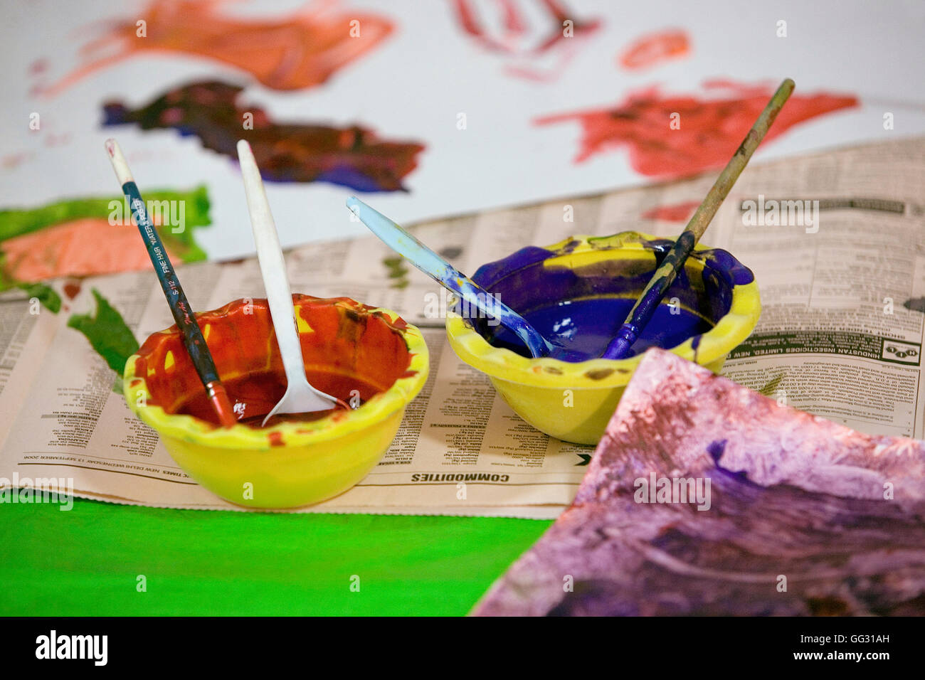 Colori di acqua in una ciotola Foto Stock