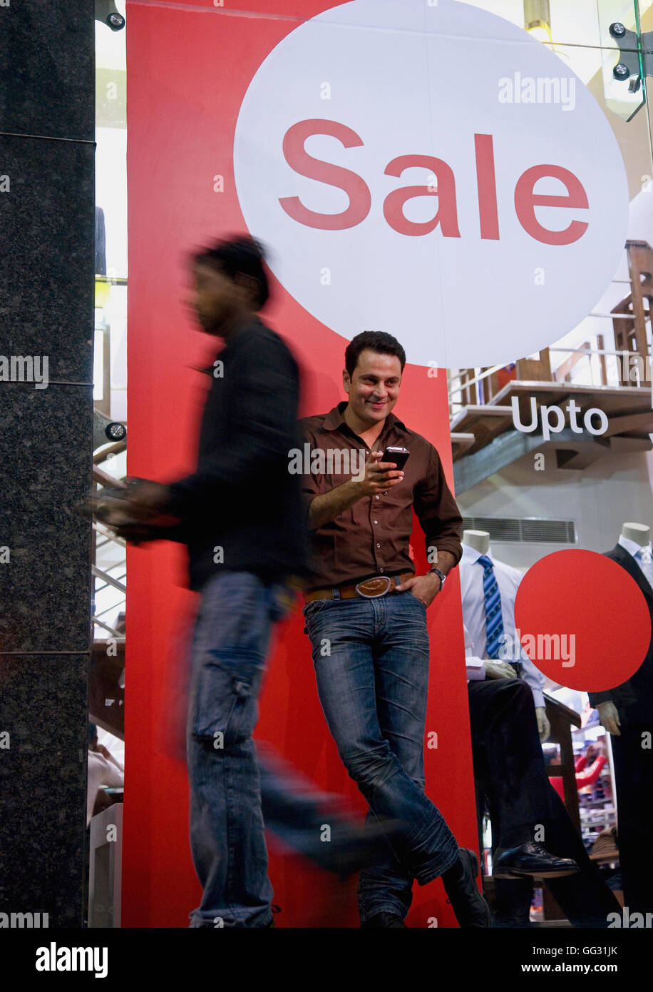 Uomo in possesso di un telefono cellulare Foto Stock