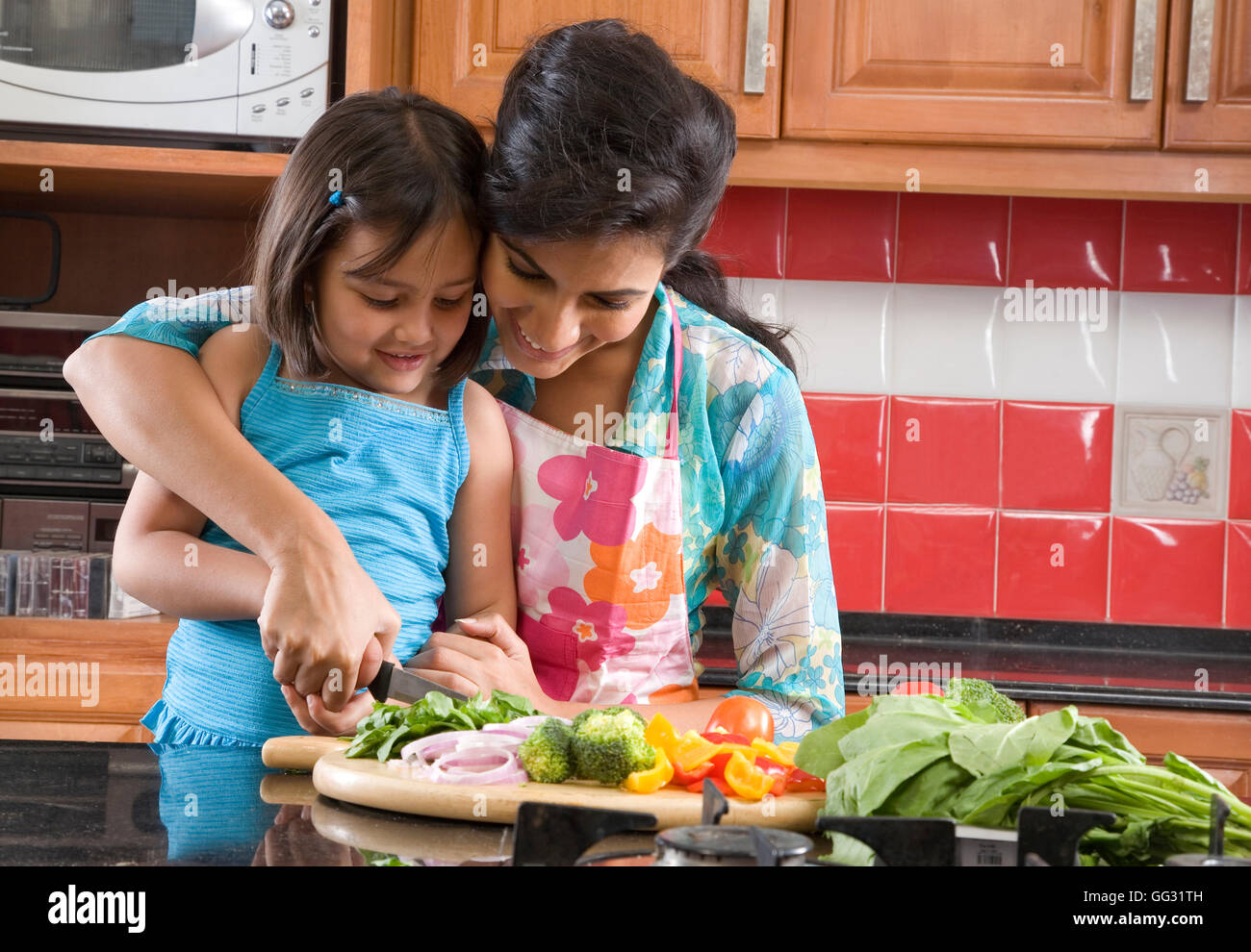 Madre e figlia in cucina Foto Stock