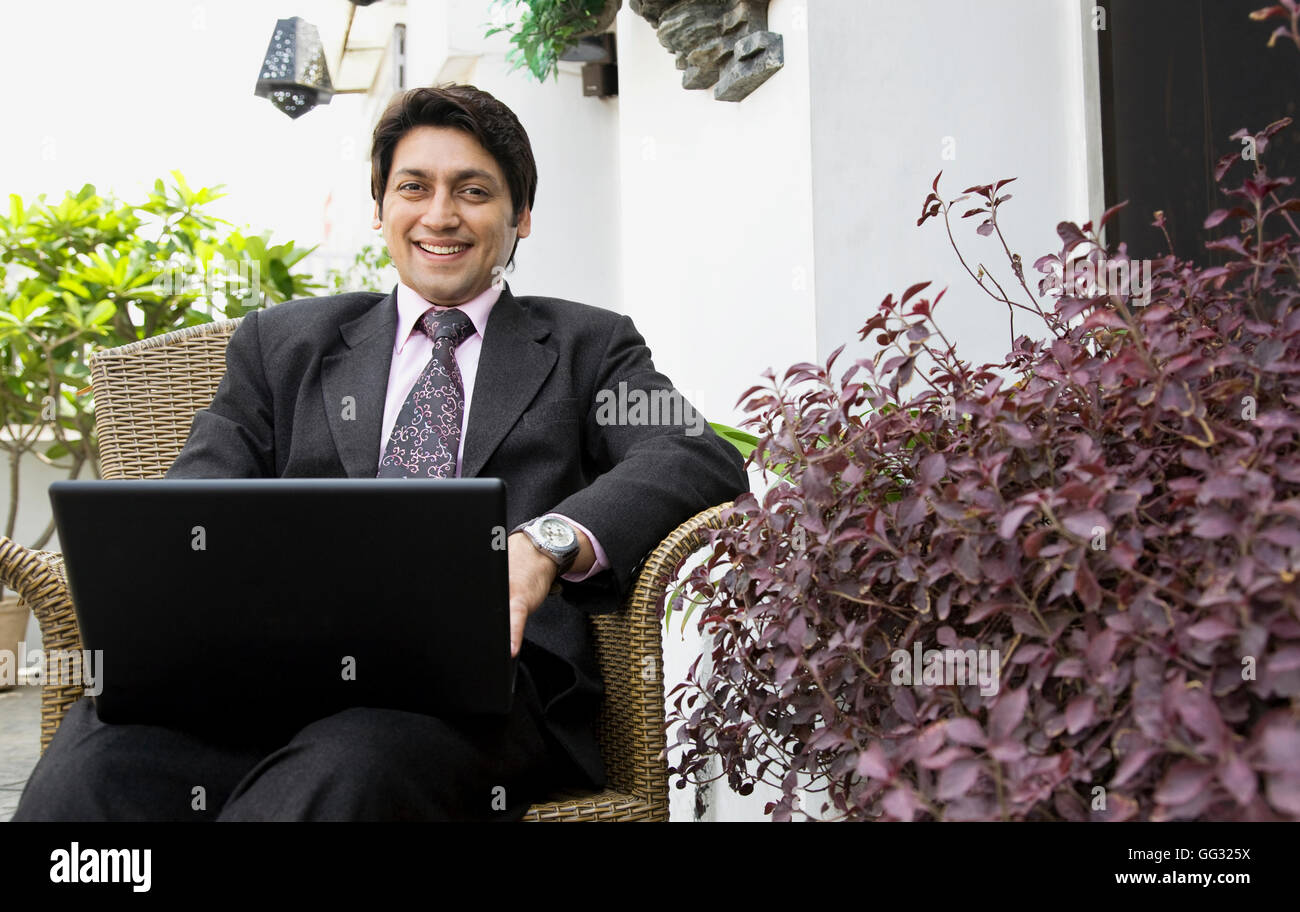 Executive al lavoro su un notebook Foto Stock