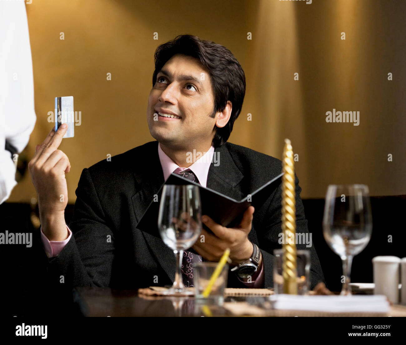 Uomo di pagare la fattura Foto Stock