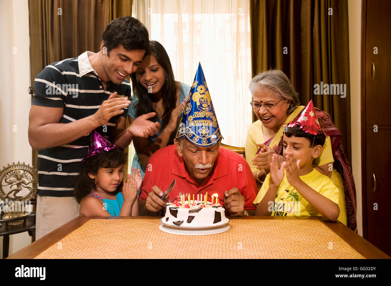 Famiglia celebra un compleanno Foto Stock