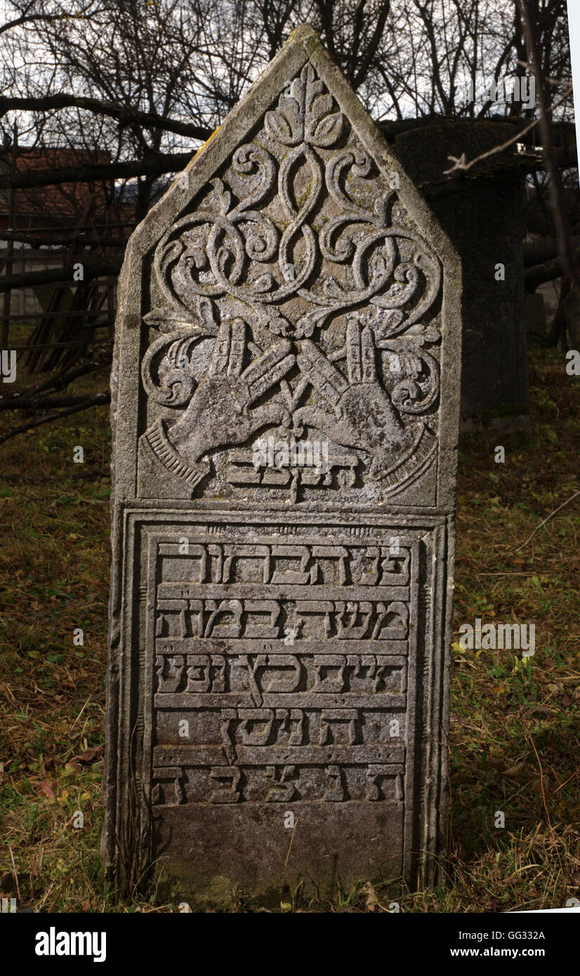 5514. 5514--Compulung Moldovese, Romania. Decorate lapide dall antico cimitero, dating 18-19 C. Foto Stock