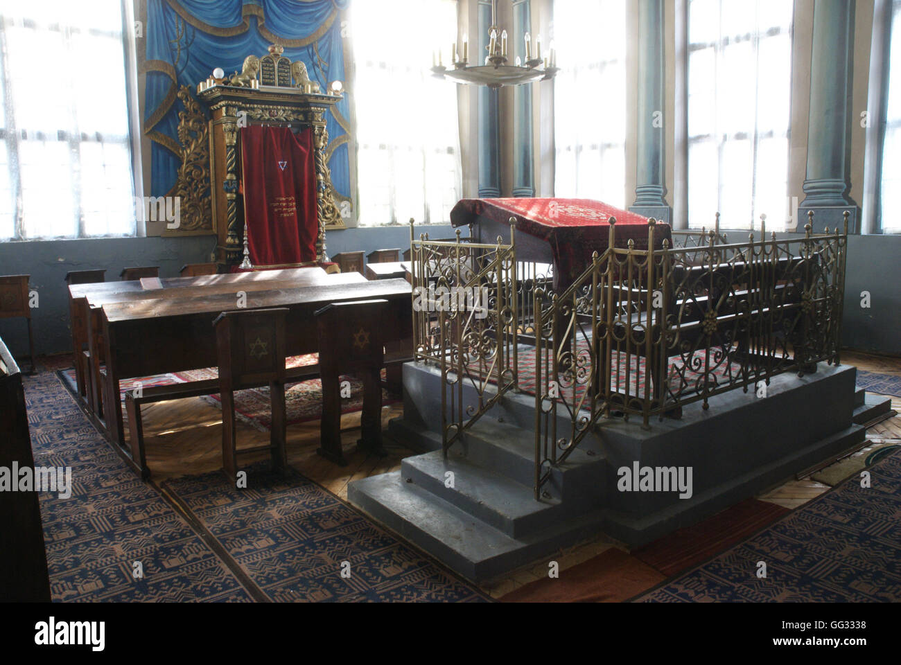 5521. Sinagoga di Suceva, Romania. Interrior con il legno decorato Ark. Foto Stock
