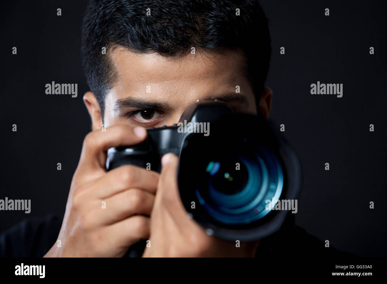 Close-up di fotografo tenendo fotografia su sfondo nero Foto Stock