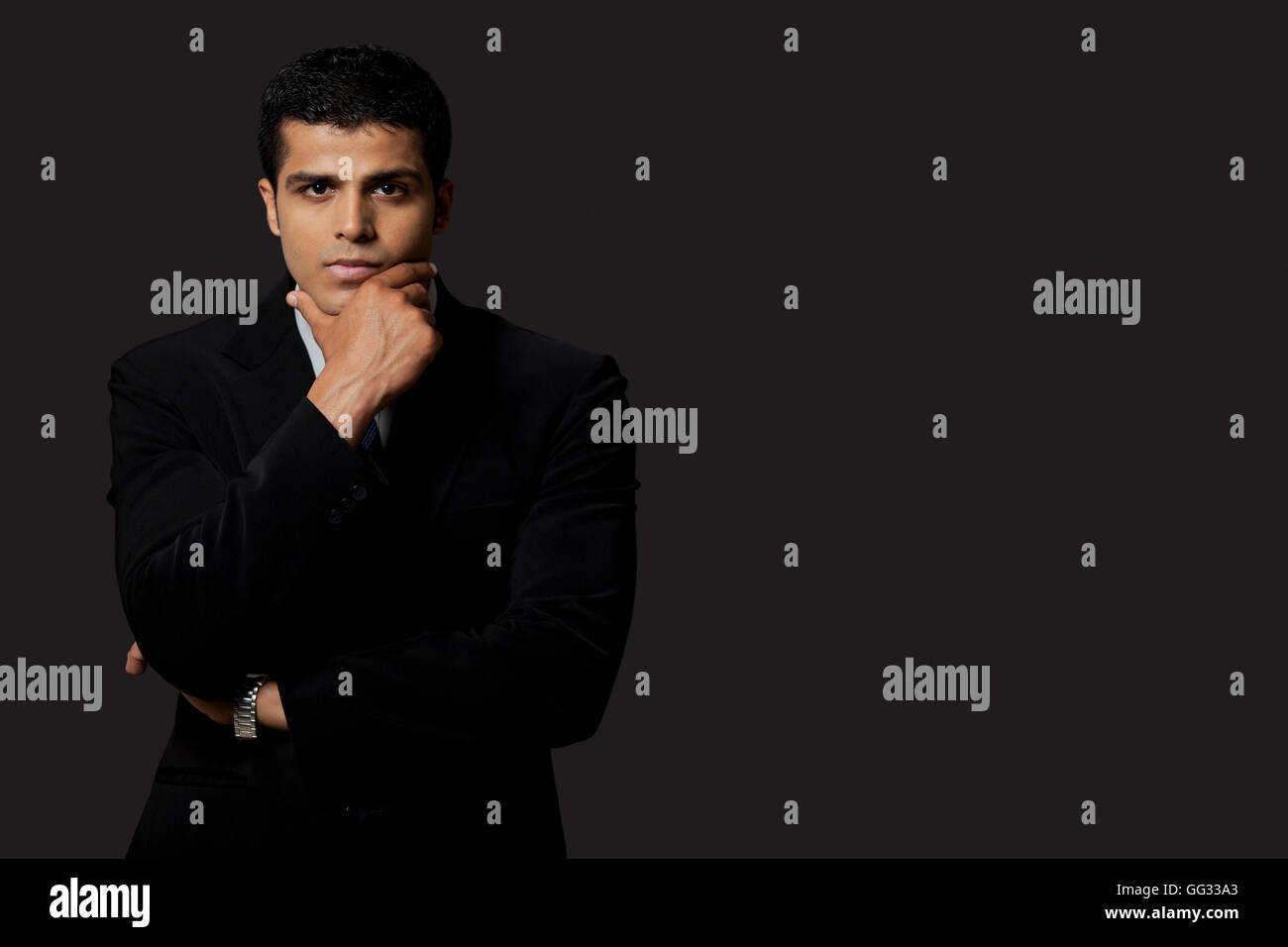 Ritratto di certi giovani business man su sfondo nero Foto Stock