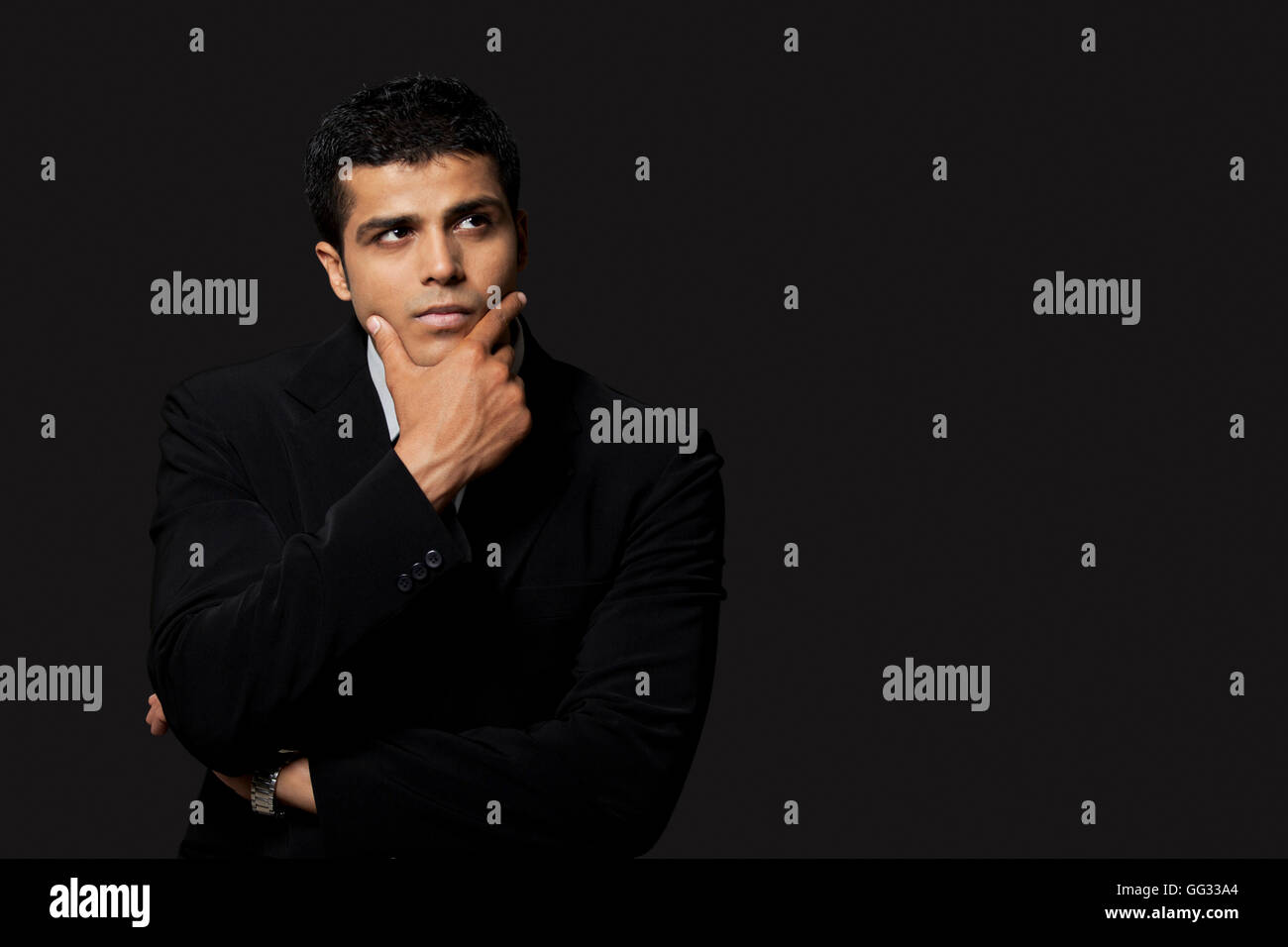 Considerato il business man su sfondo nero Foto Stock