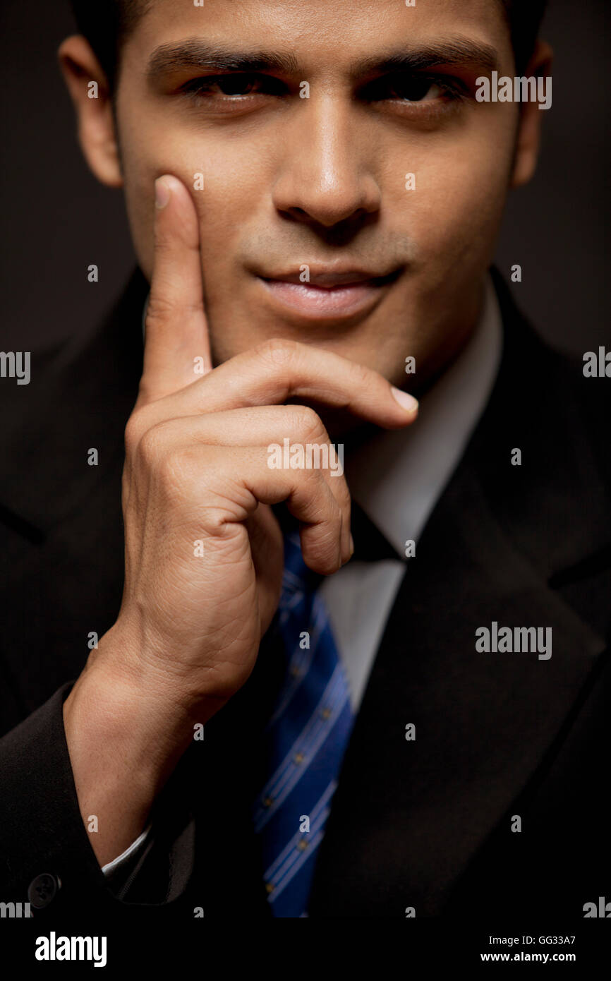 Close-up di fiducioso uomo d affari con la mano sul mento Foto Stock