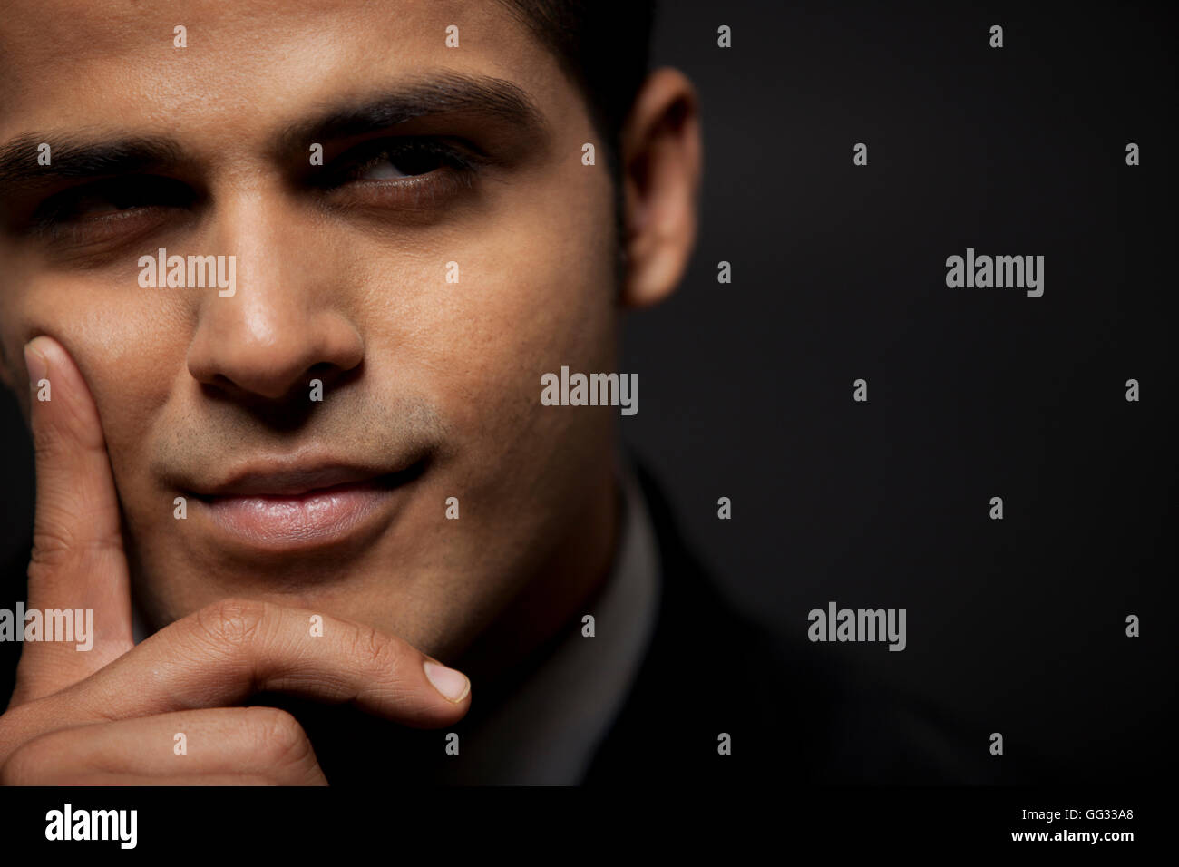 Considerato il business man su sfondo nero Foto Stock